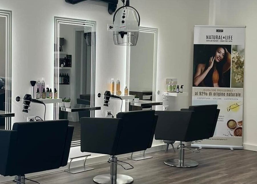 Salone moderno di FS Parrucchieri di Ferraro Fabiana a Renazzo, Emilia-romagna, IT con sedie e specchi illuminati.