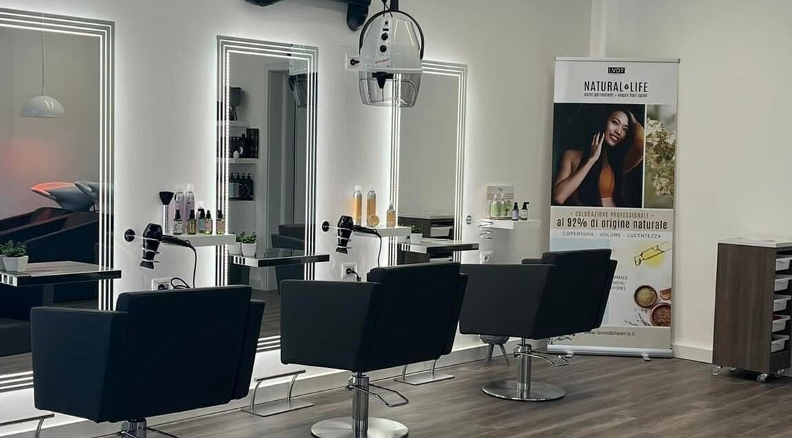 Salone moderno di FS Parrucchieri di Ferraro Fabiana a Renazzo, Emilia-romagna, IT con sedie e specchi illuminati.