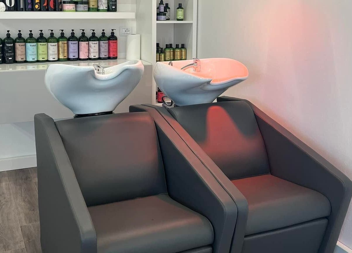 Eleganti poltrone lavaggio a FS Parrucchieri di Ferraro Fabiana, Renazzo, Emilia-romagna, IT.