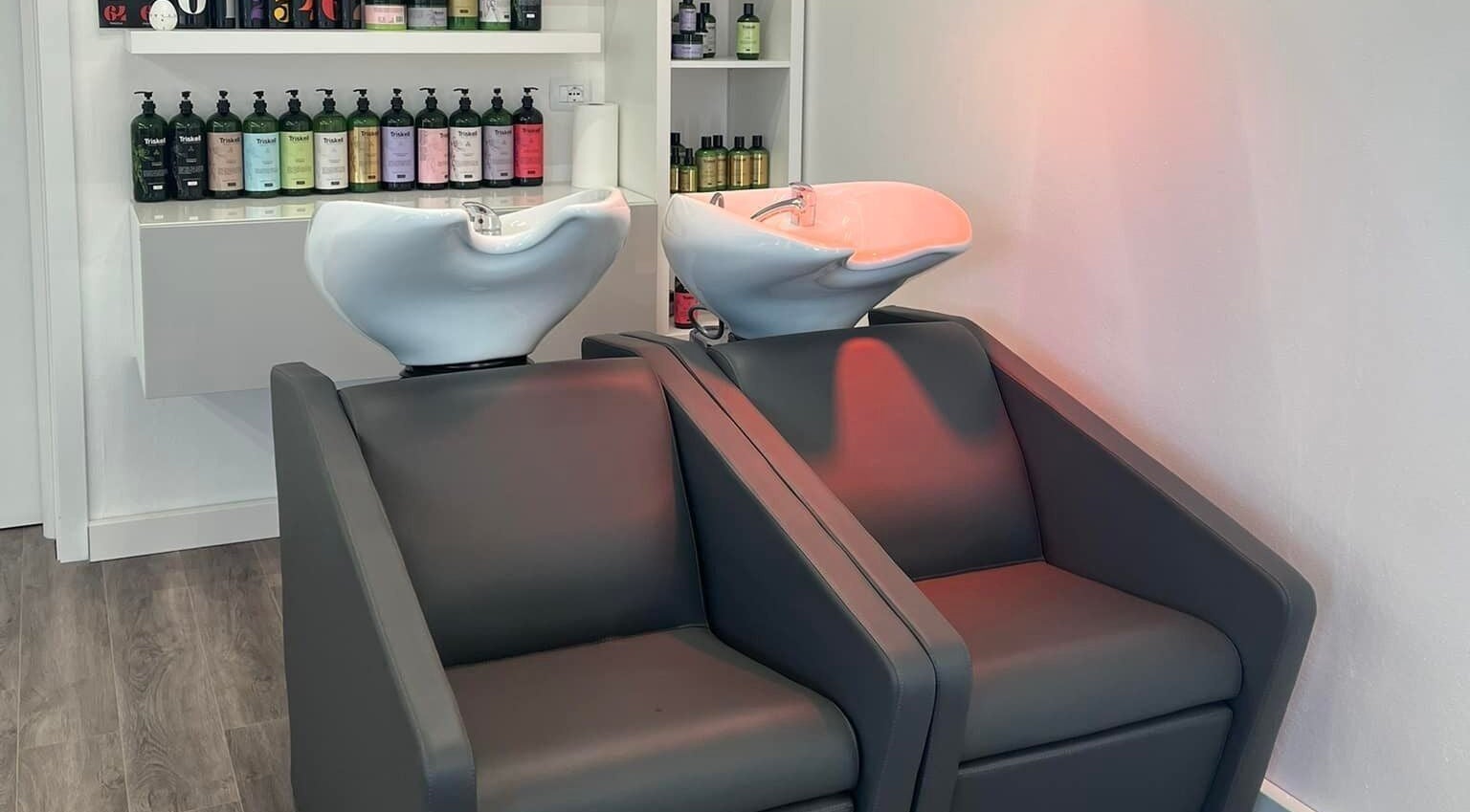 Eleganti poltrone lavaggio a FS Parrucchieri di Ferraro Fabiana, Renazzo, Emilia-romagna, IT.