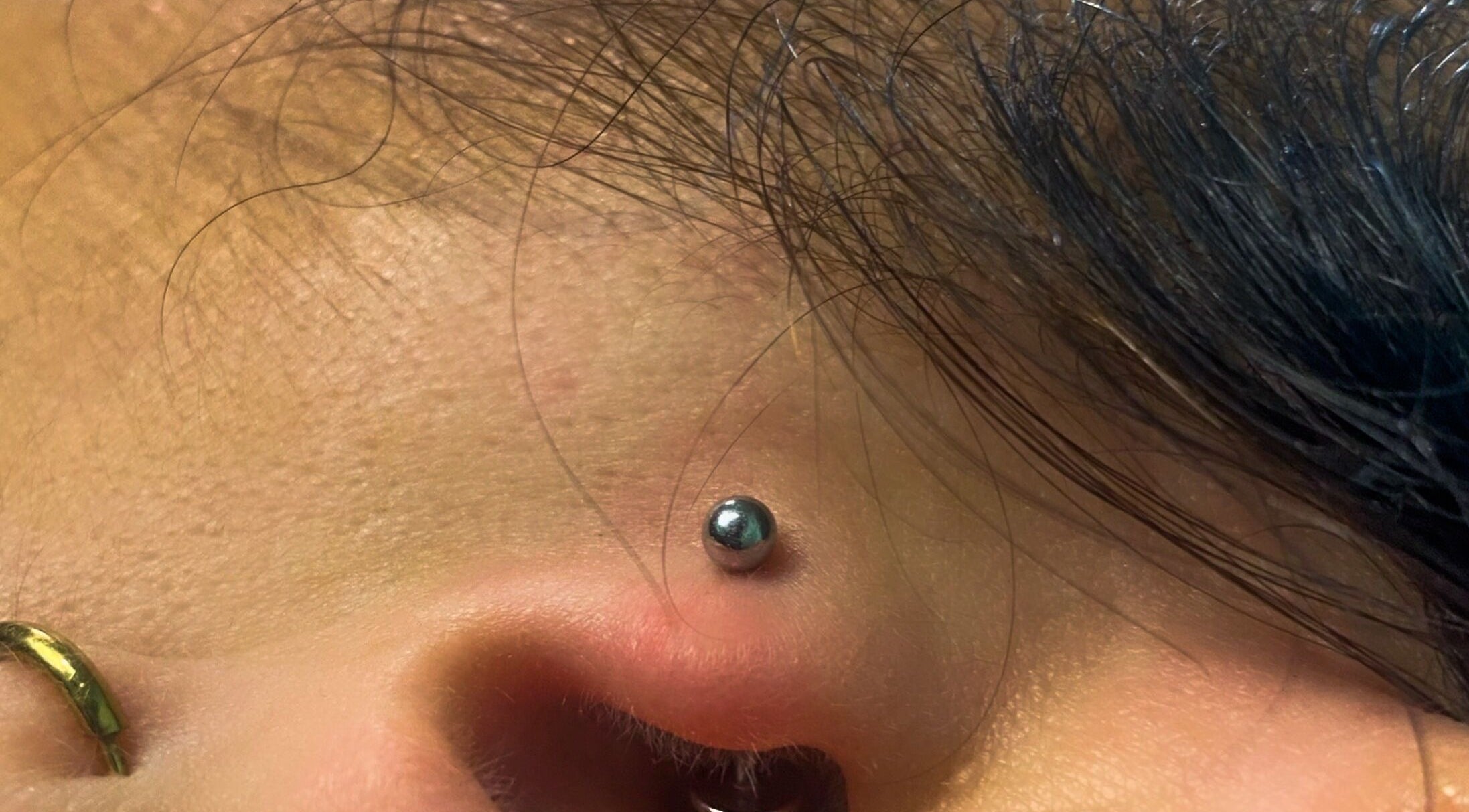 Piercing elegante no rosto, realizado por Cristiana body piercer em Faro, Faro, PT.