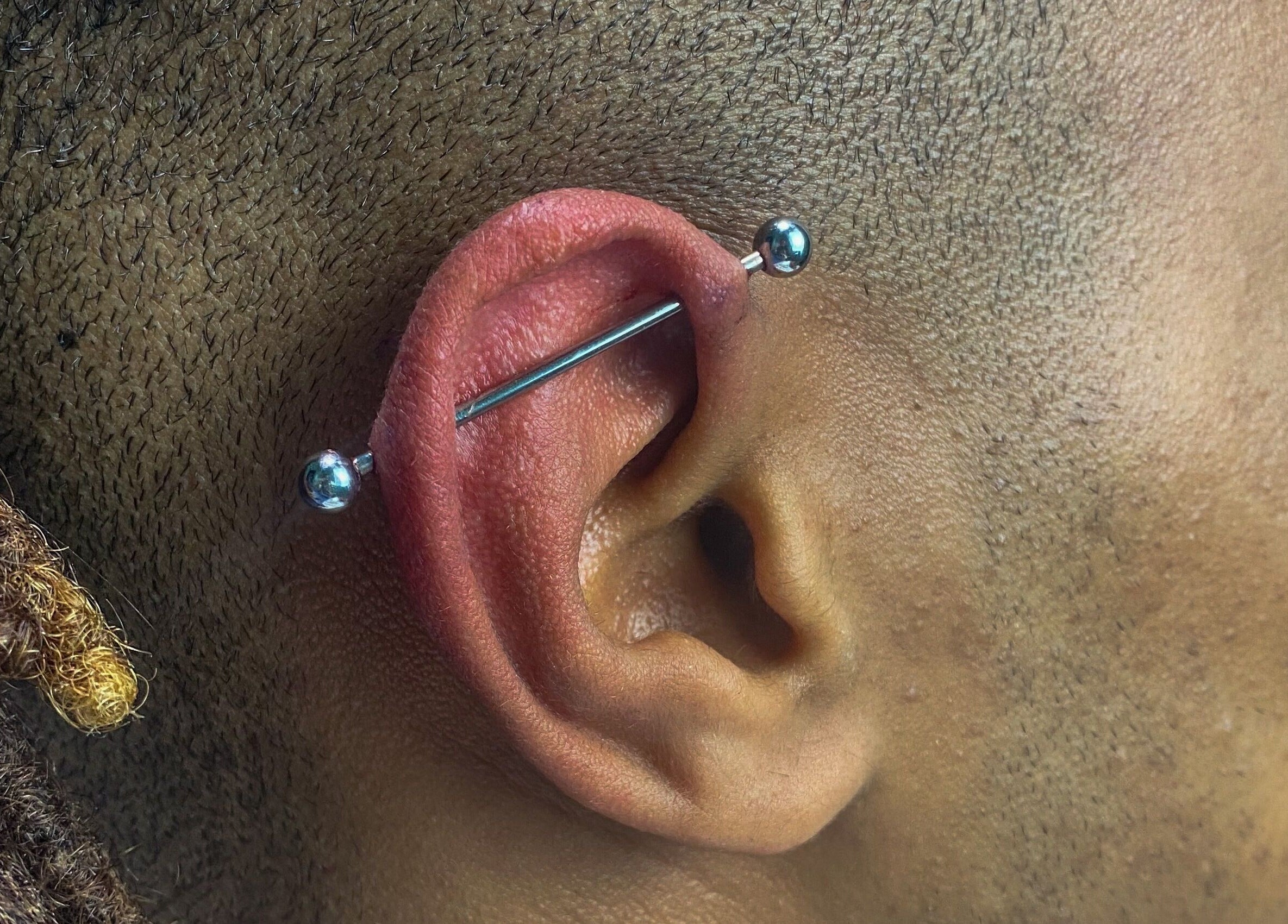 Piercing estilo industrial por Cristiana body piercer em Faro, Faro, PT, mostra inovação e técnica.