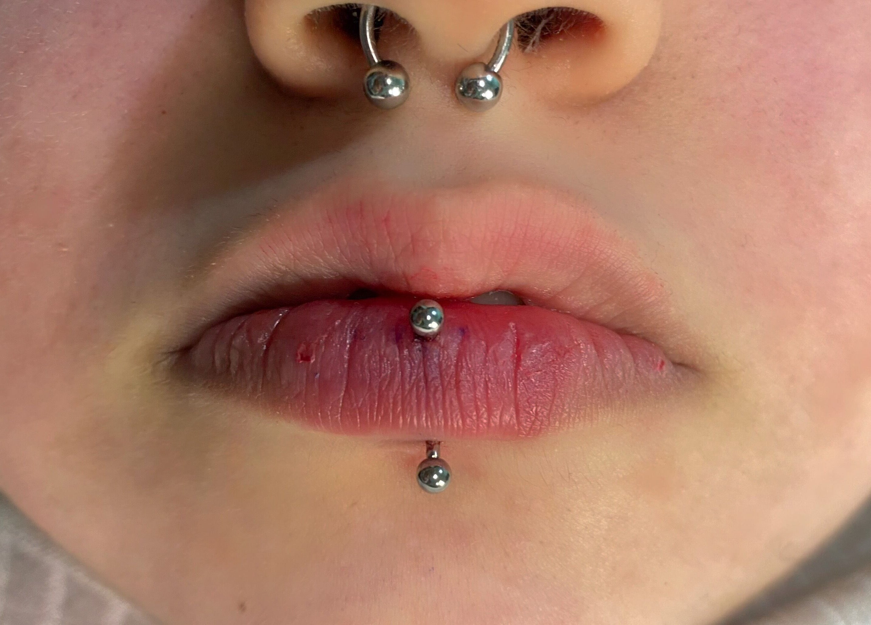 Piercings no nariz e lábios por Cristiana body piercer em Faro, Faro, PT. Estilo único e ousado.