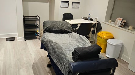 Moore Sports Massage & Pt Ltd imej 2