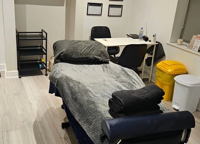 Relaxing massage room at Moore Sports Massage & Pt Ltd, Chesterfield, England, GB with cozy treatment bed.