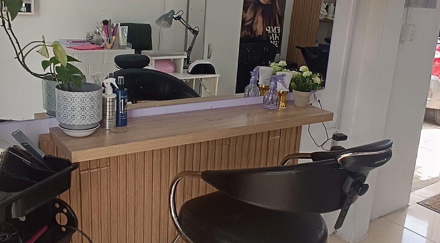 Interior de Salón Estético Lula en San Carlos, Departamento De Maldonado, UY, con decoraciones y silla moderna.