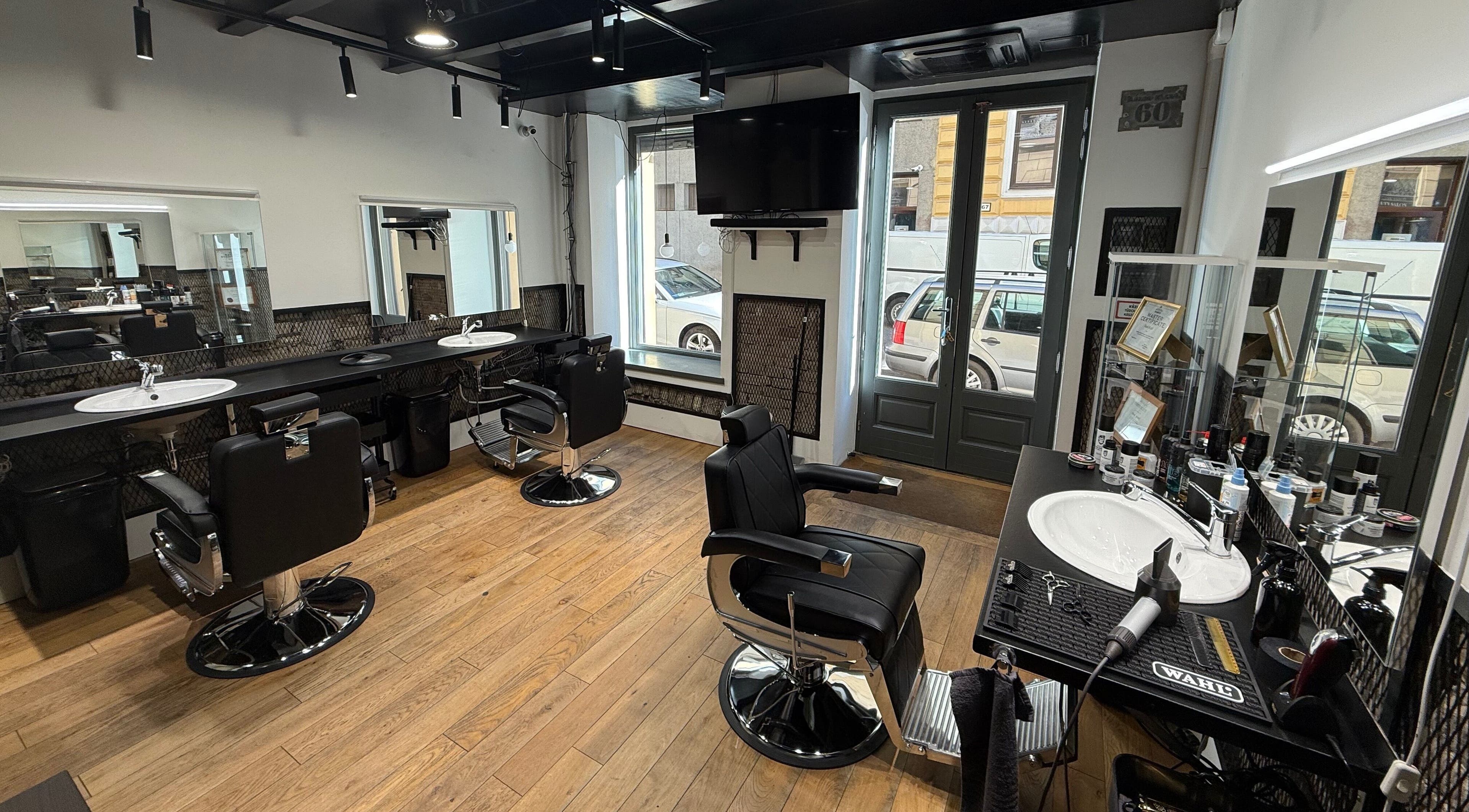 Modern fodrászat Simple Cut Budapest, Magyar, HU. Stílusos és kényelmes széksor, elegáns tükrökkel.