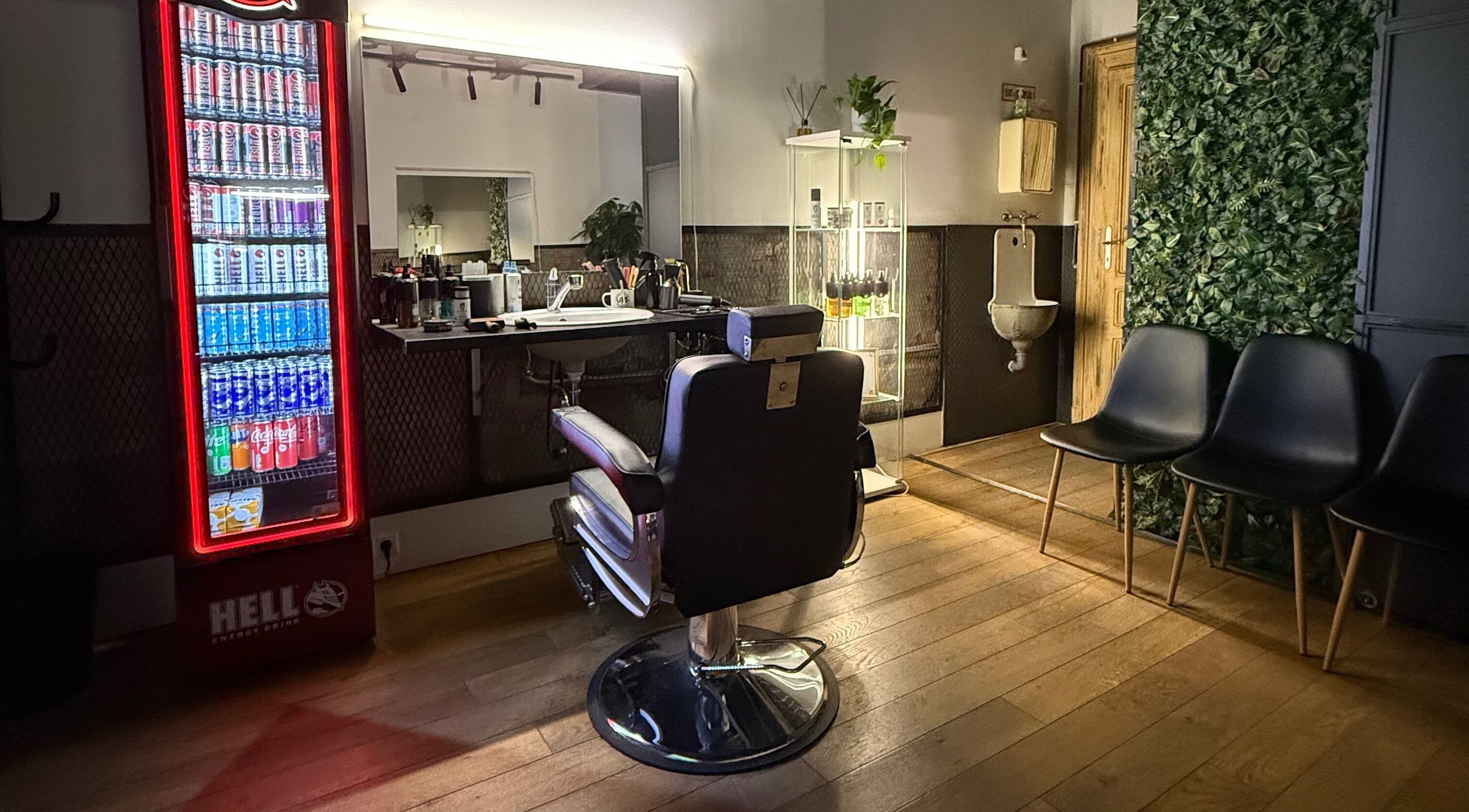 Modern berendezésű fodrász szalon Simple Cut-ban, Budapest, Magyar, HU.