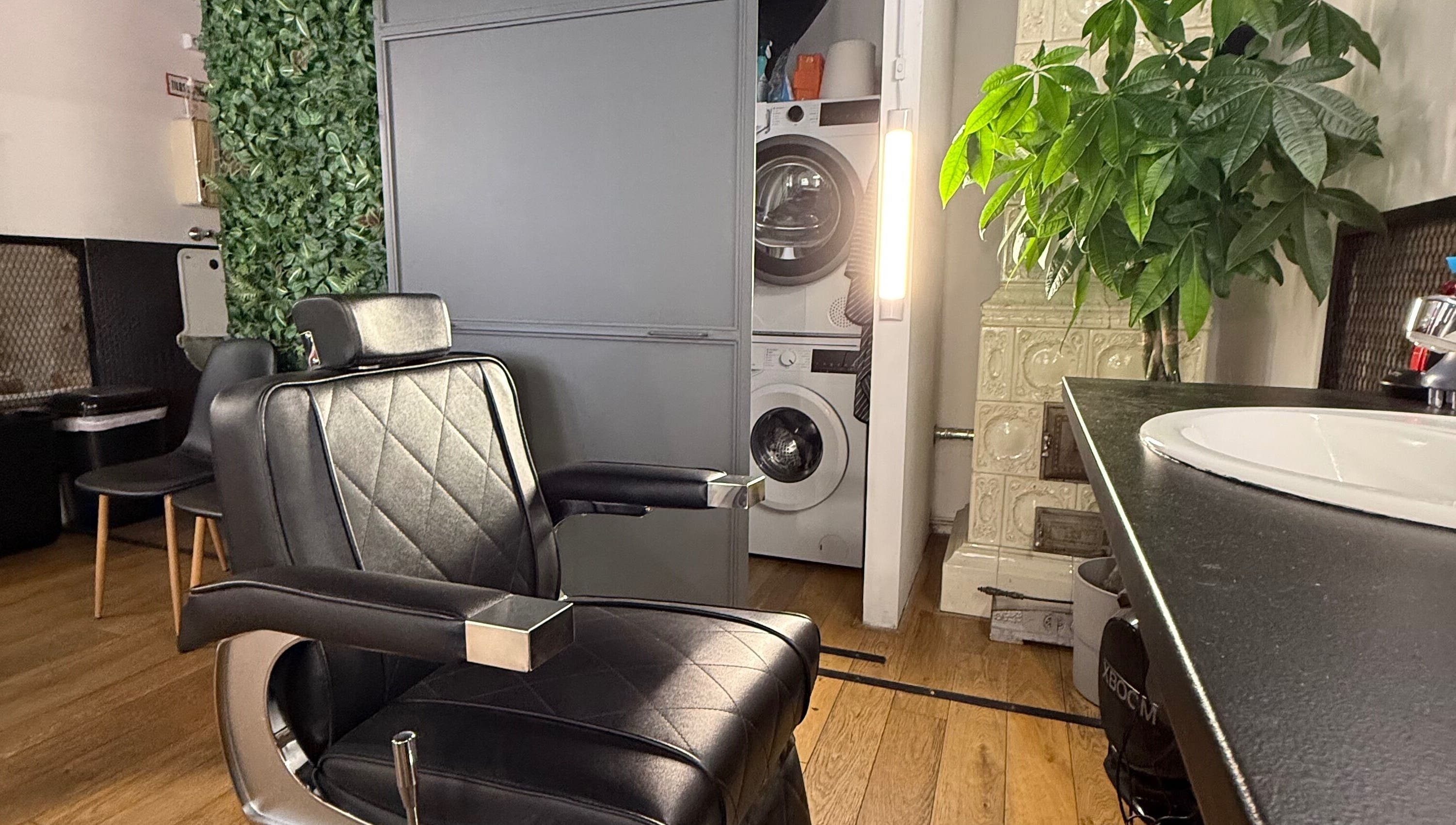 Luxusos borbélyszék a Simple Cut-ban, Budapest, Magyar, HU, modern zöld belső térrel.