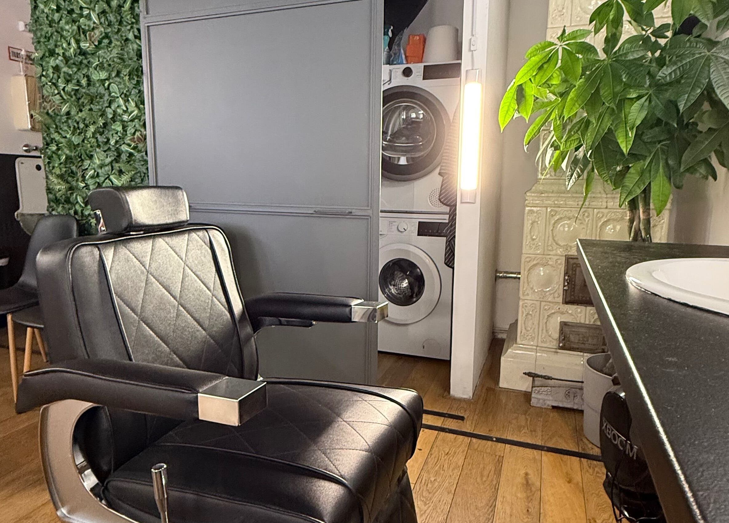 Luxusos borbélyszék a Simple Cut-ban, Budapest, Magyar, HU, modern zöld belső térrel.