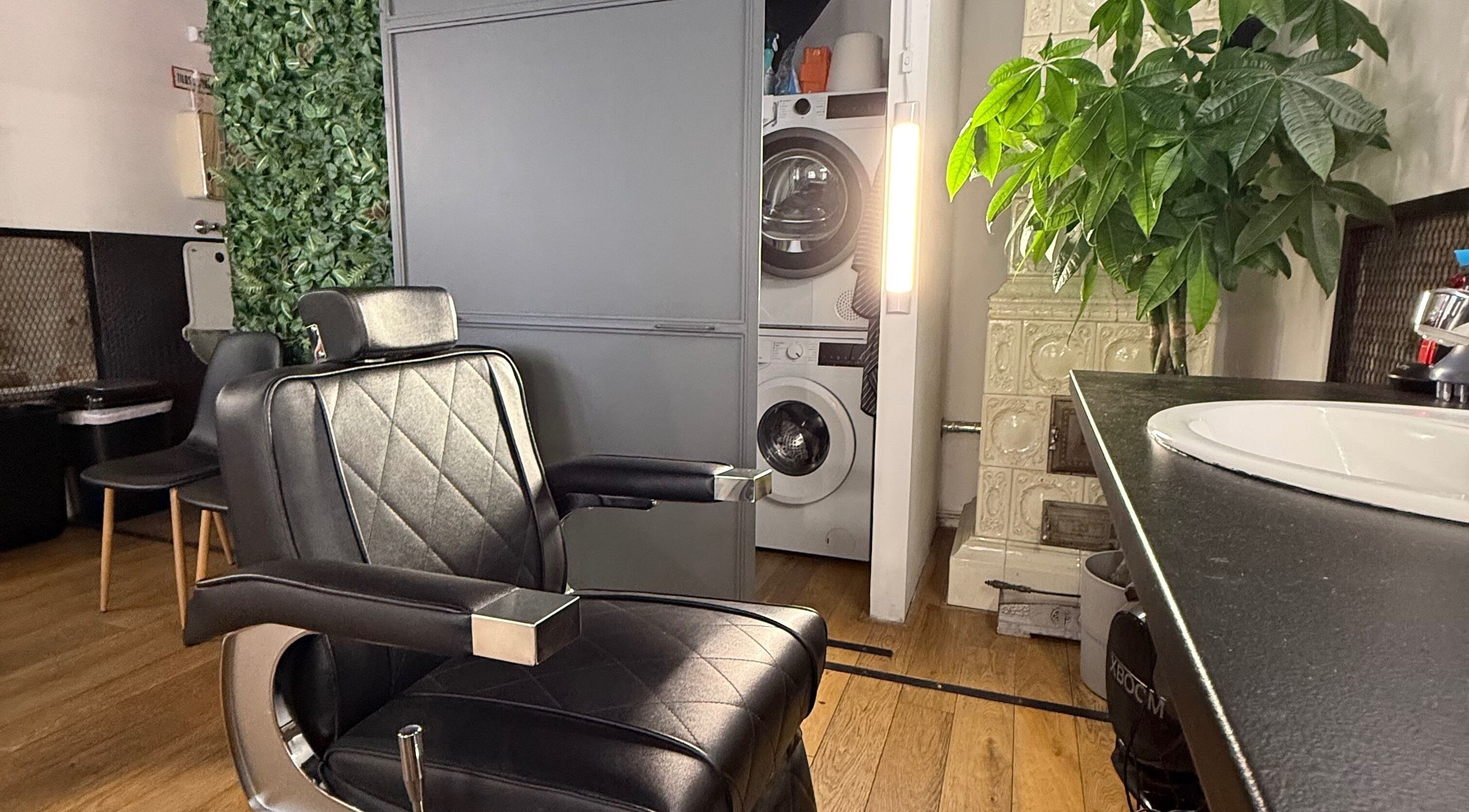 Luxusos borbélyszék a Simple Cut-ban, Budapest, Magyar, HU, modern zöld belső térrel.