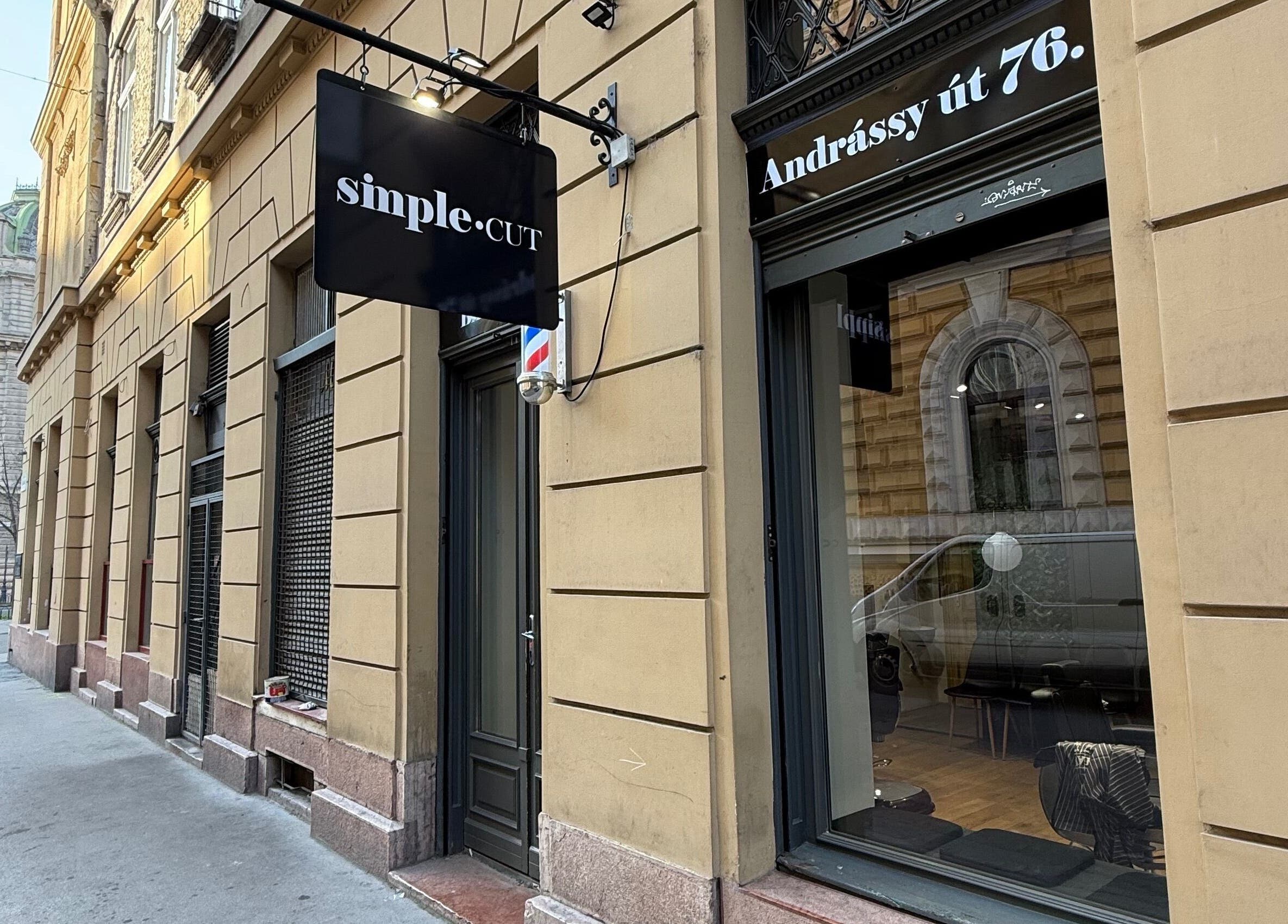 Simple Cut szalontábla a budapesti Andrássy úton, elegáns homlokzat, Magyarország.