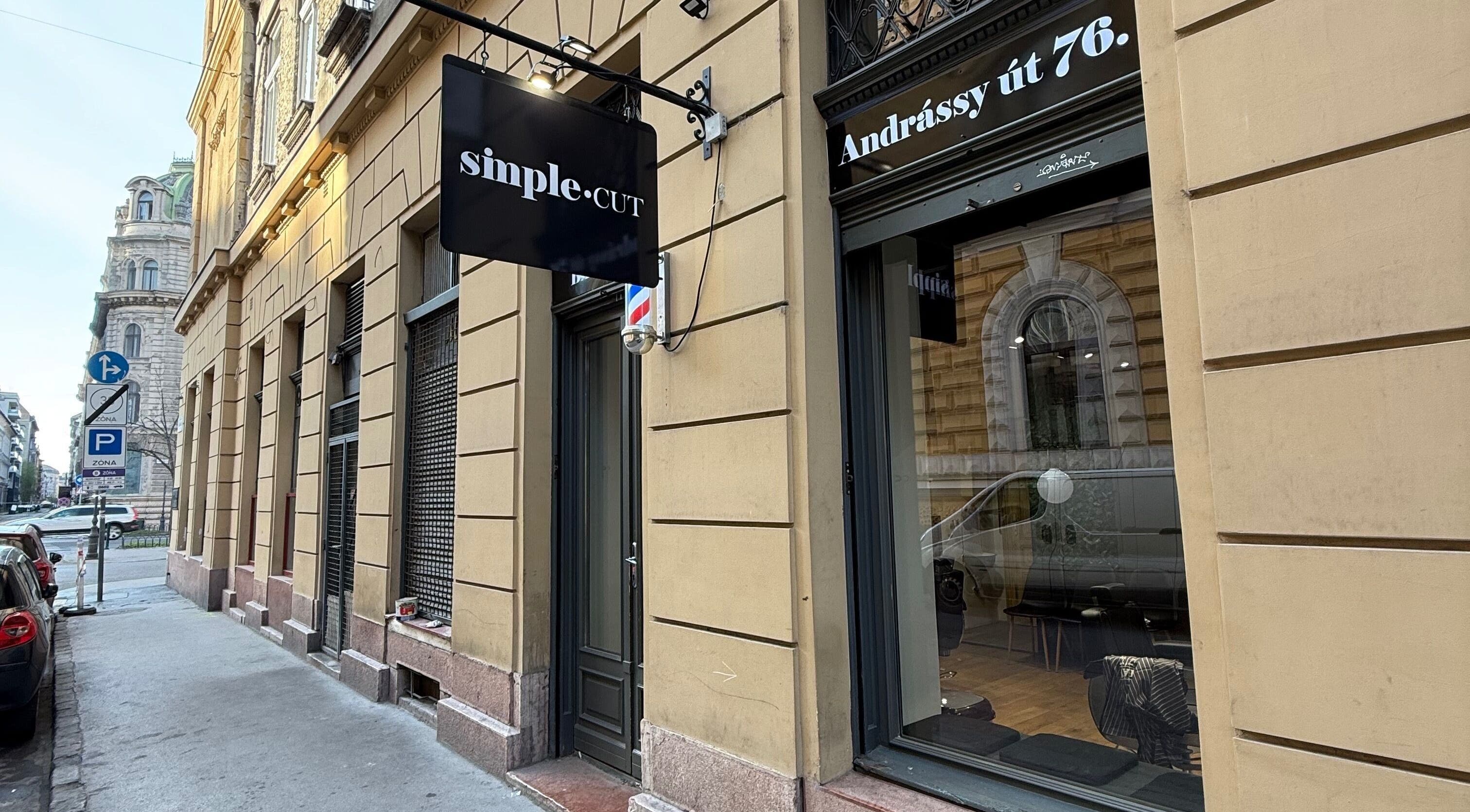 Simple Cut szalontábla a budapesti Andrássy úton, elegáns homlokzat, Magyarország.