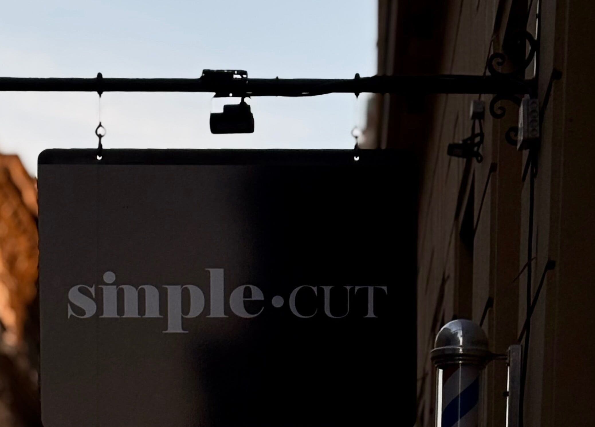 Simple Cut szalon felirata Budapest, Magyar, HU címen.