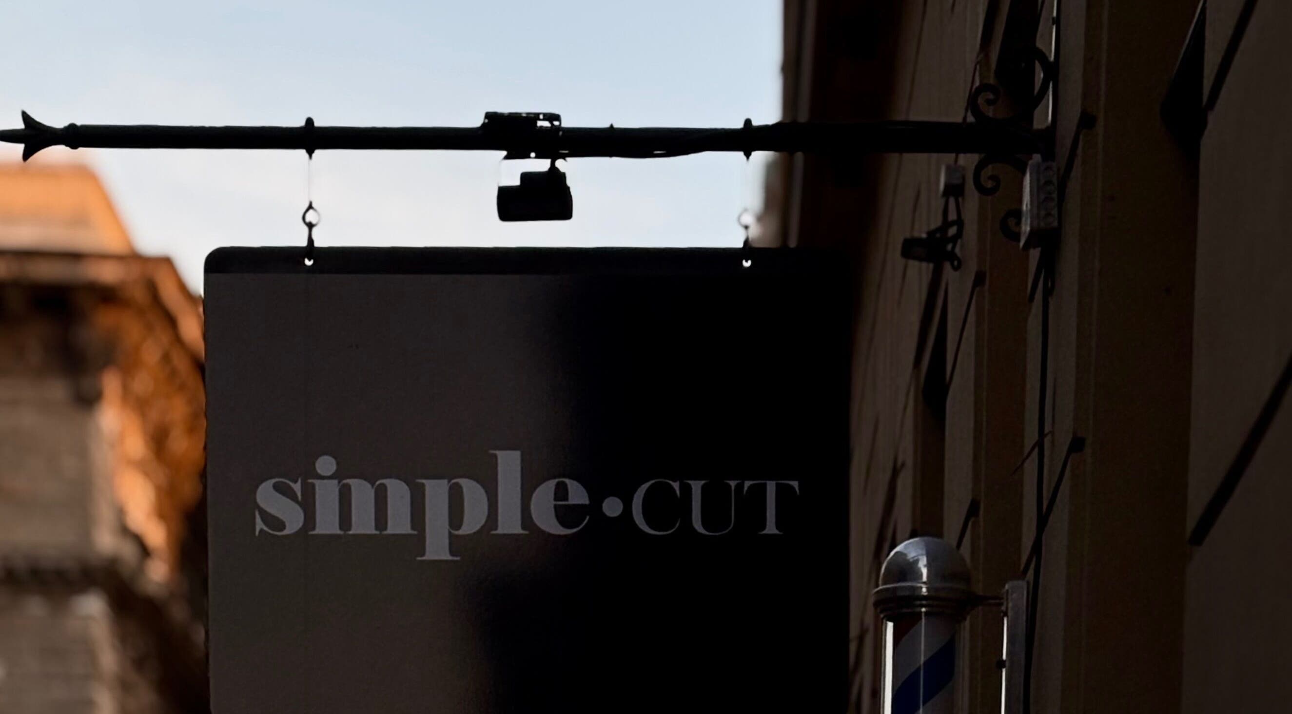 Simple Cut szalon felirata Budapest, Magyar, HU címen.