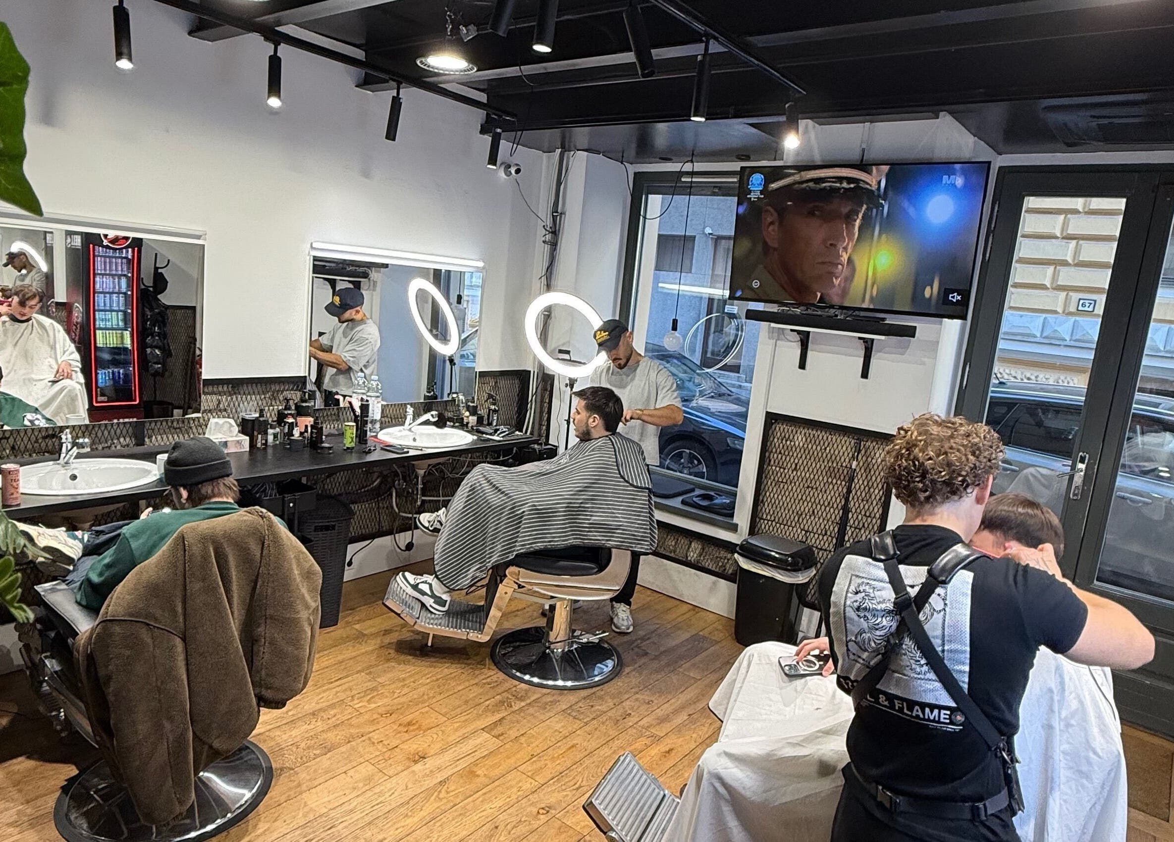 Férfifodrászat a Simple Cut szalonban, Budapest, Magyarország, modern enteriőrben.