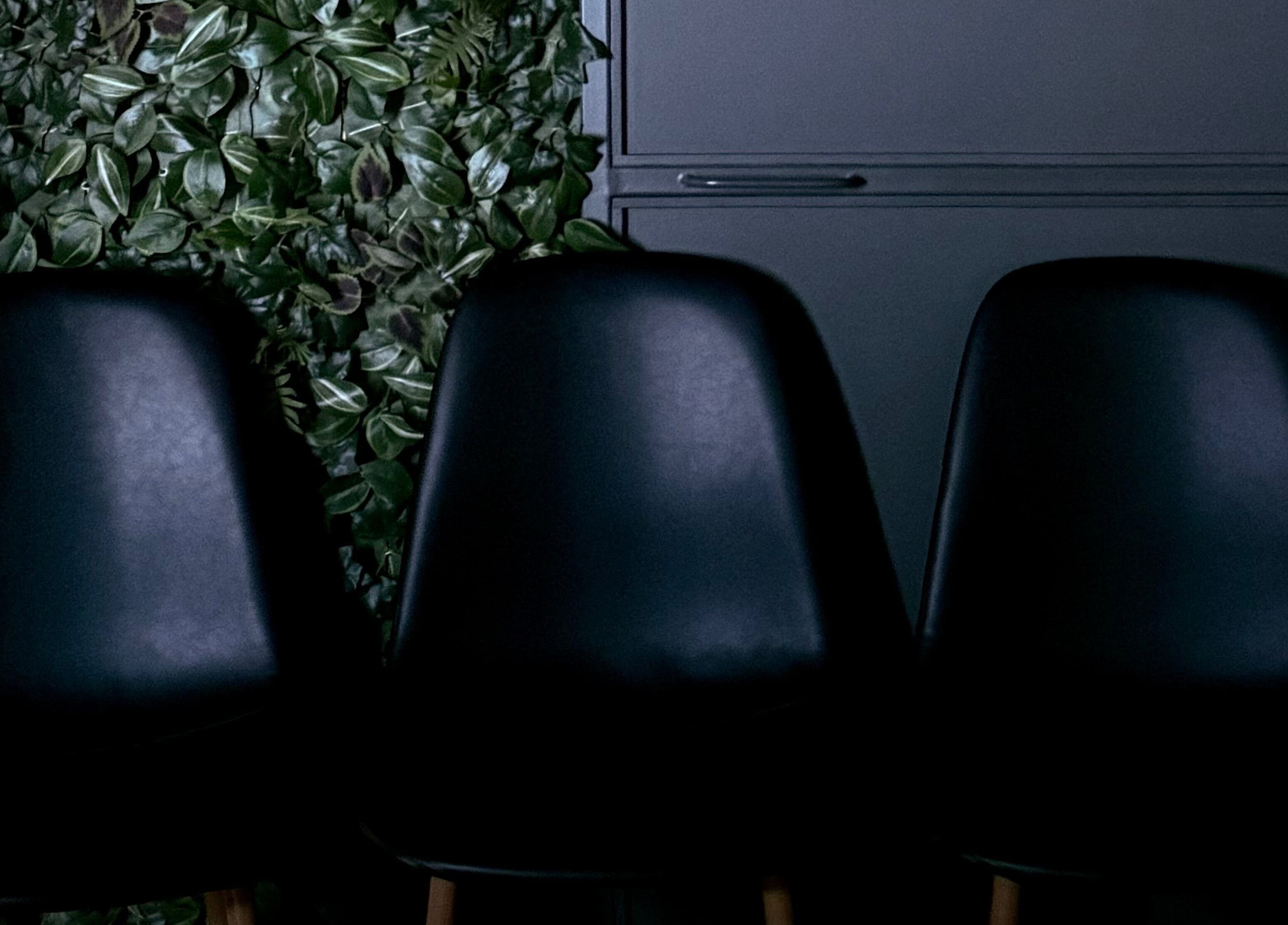 Fekete székek a Simple Cut szalonban Budapest, Magyar, HU, stílusos belső térrel.