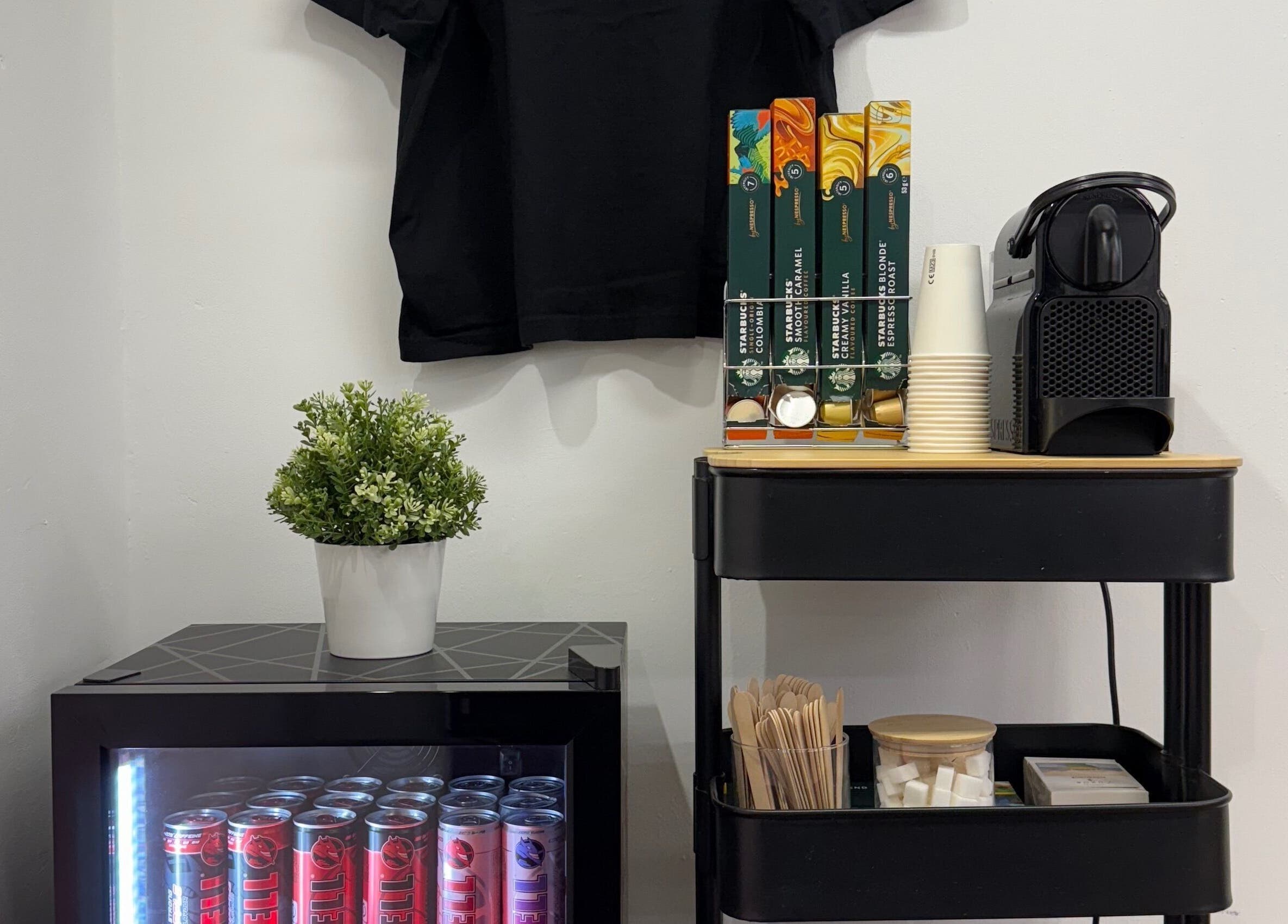 Kávéállomás és mini hűtő a Simple Cut szalonban, Budapest, Magyar, HU.