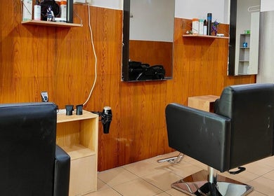 Modern salon chairs at 008 Hair & Beauty Studio, Ipoh, Perak, MY, offering comfortable styling experience.