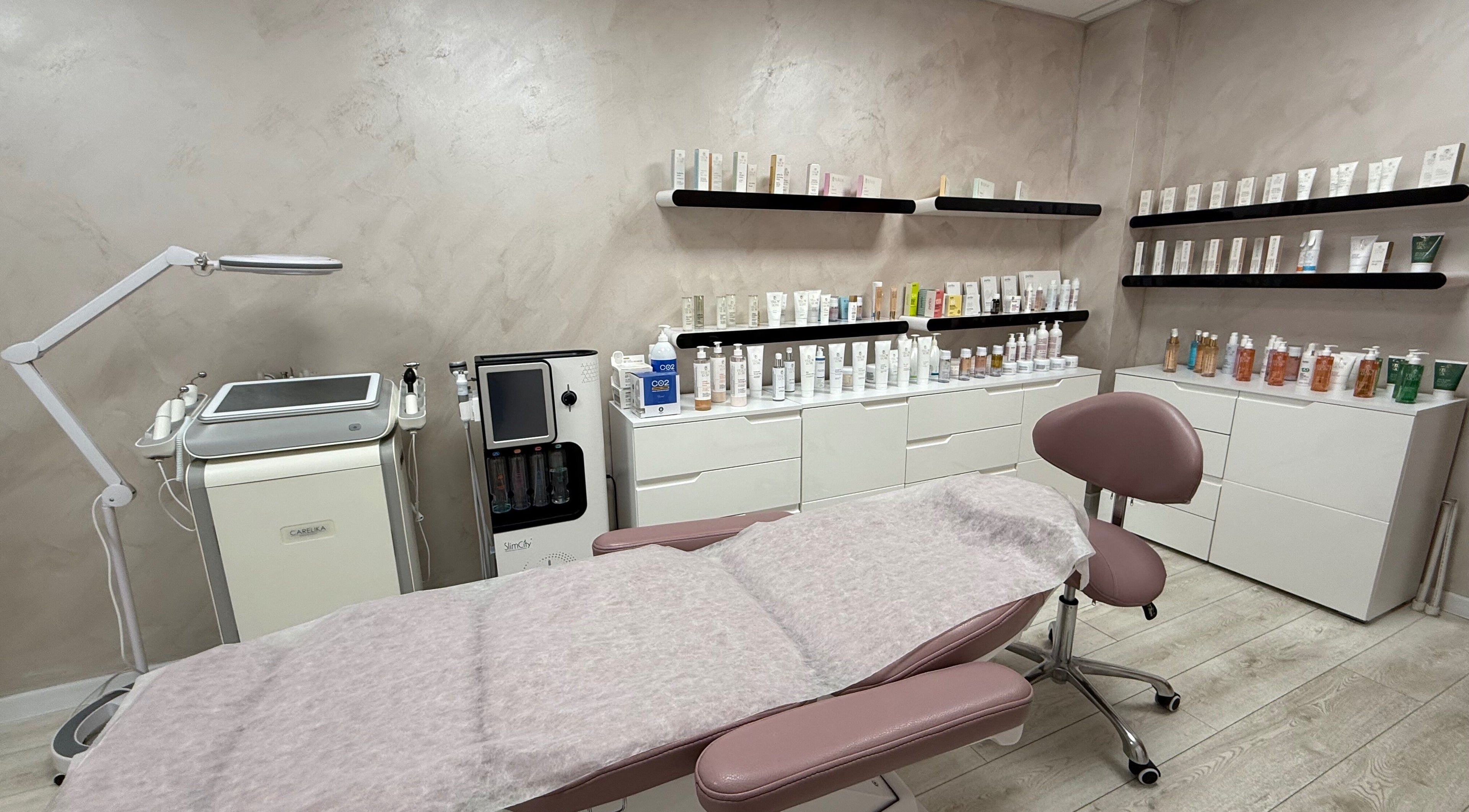 Интериор на Koзметично студио Дианита, Стара Загора, България, BG. Стилна обстановка с козметични продукти.