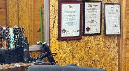 Certificates and grooming tools at Aididthebarber, Klang, Selangor, MY, highlight expertise and professionalism.