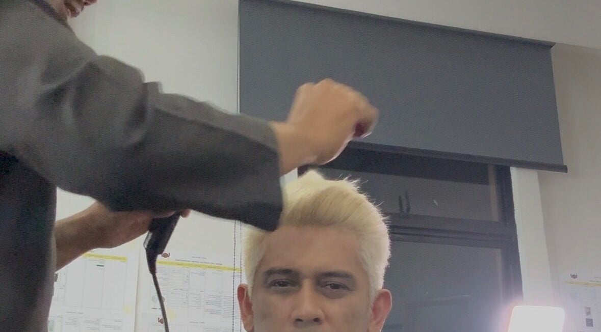 Hair stylist at Aididthebarber in Klang, Selangor, MY perfecting a modern blonde hairstyle.