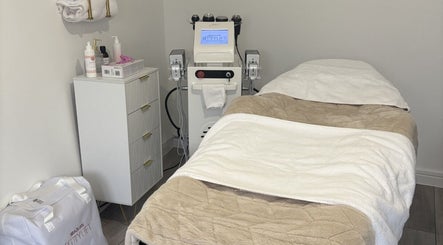 Cozy treatment room at Sculpted By Hayley in Winchester, England, GB with modern equipment and soothing ambiance.