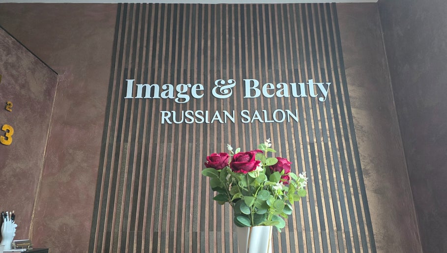 Interno raffinato di Image&Beauty Russian salon a La Spezia, Liguria, IT con decorazioni floreali.