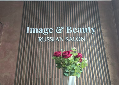 Interno raffinato di Image&Beauty Russian salon a La Spezia, Liguria, IT con decorazioni floreali.