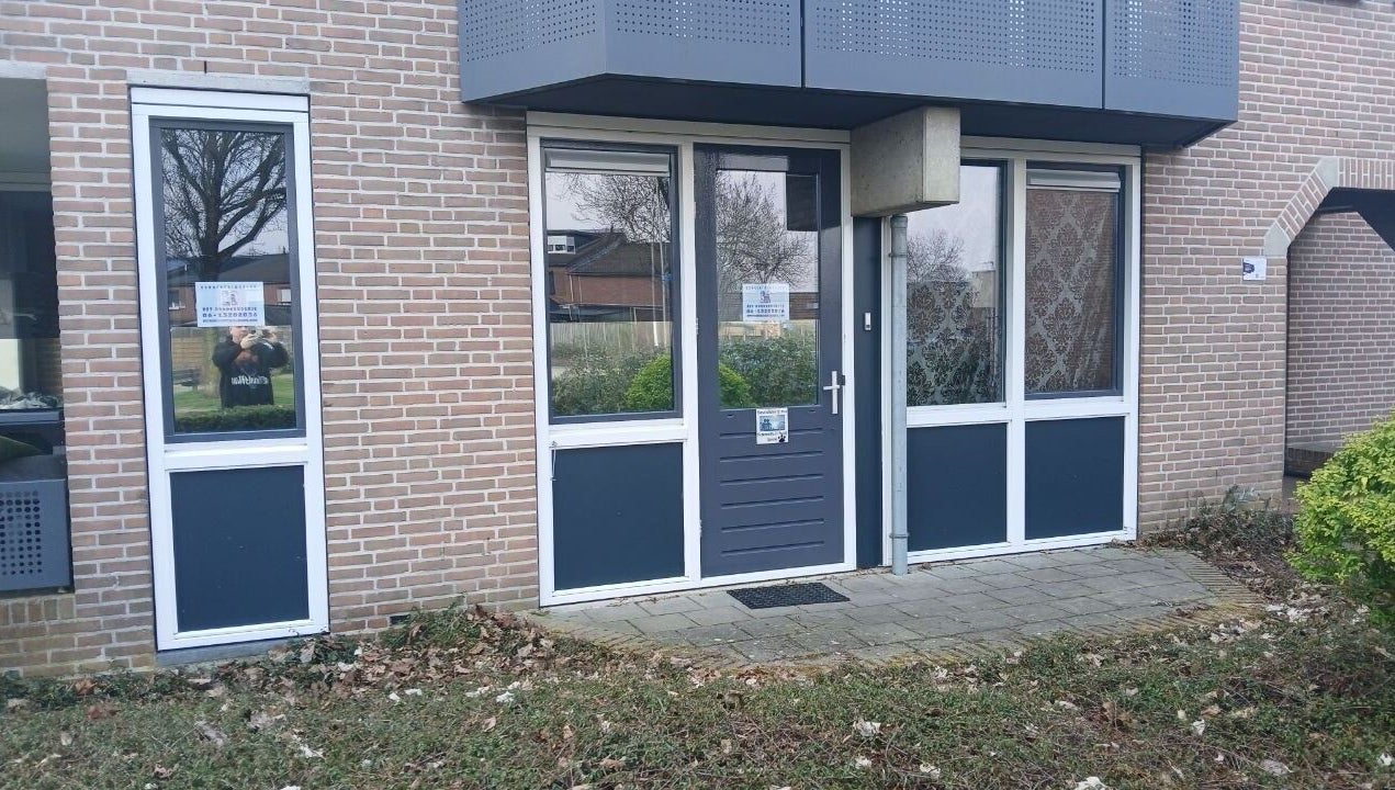 Rustieke voordeur van HOBBYCLUB HET HONDENKOEKJE, gevestigd in Heerlen, Limburg, NL.