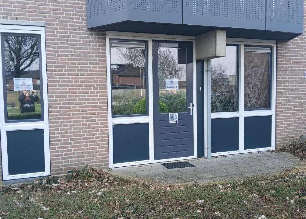 Rustieke voordeur van HOBBYCLUB HET HONDENKOEKJE, gevestigd in Heerlen, Limburg, NL.