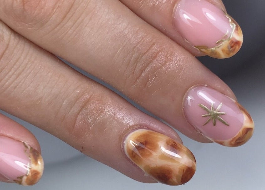 Nail art élégant avec motifs dorés à Neïlys’SG, Soissons, Hauts-de-france, FR.