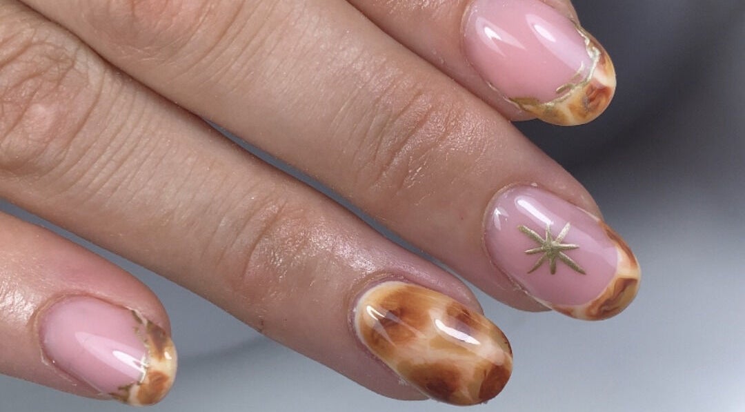 Nail art élégant avec motifs dorés à Neïlys’SG, Soissons, Hauts-de-france, FR.