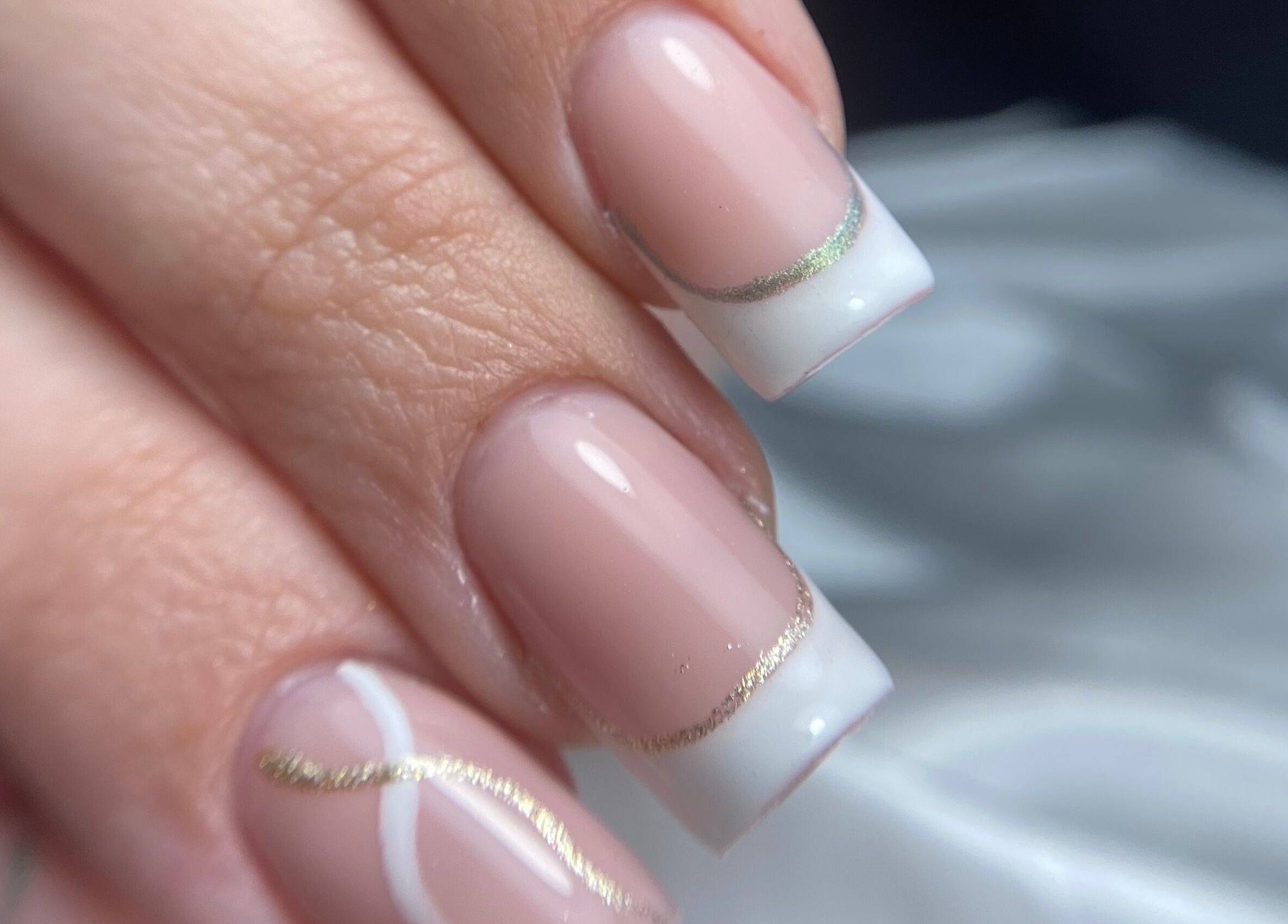 Manucure raffinée avec lignes dorées chez Neïlys’SG, Soissons, Hauts-de-france, FR.