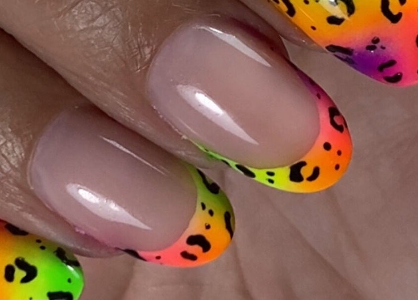 Manucure arc-en-ciel léopard à Neïlys’SG, Soissons, Hauts-de-France, FR. Design éclatant et moderne.