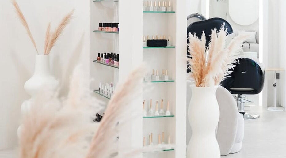 Chic interior of SYS Beauty Lounge in Dubai, Dubai, AE with modern décor and beauty products on display.