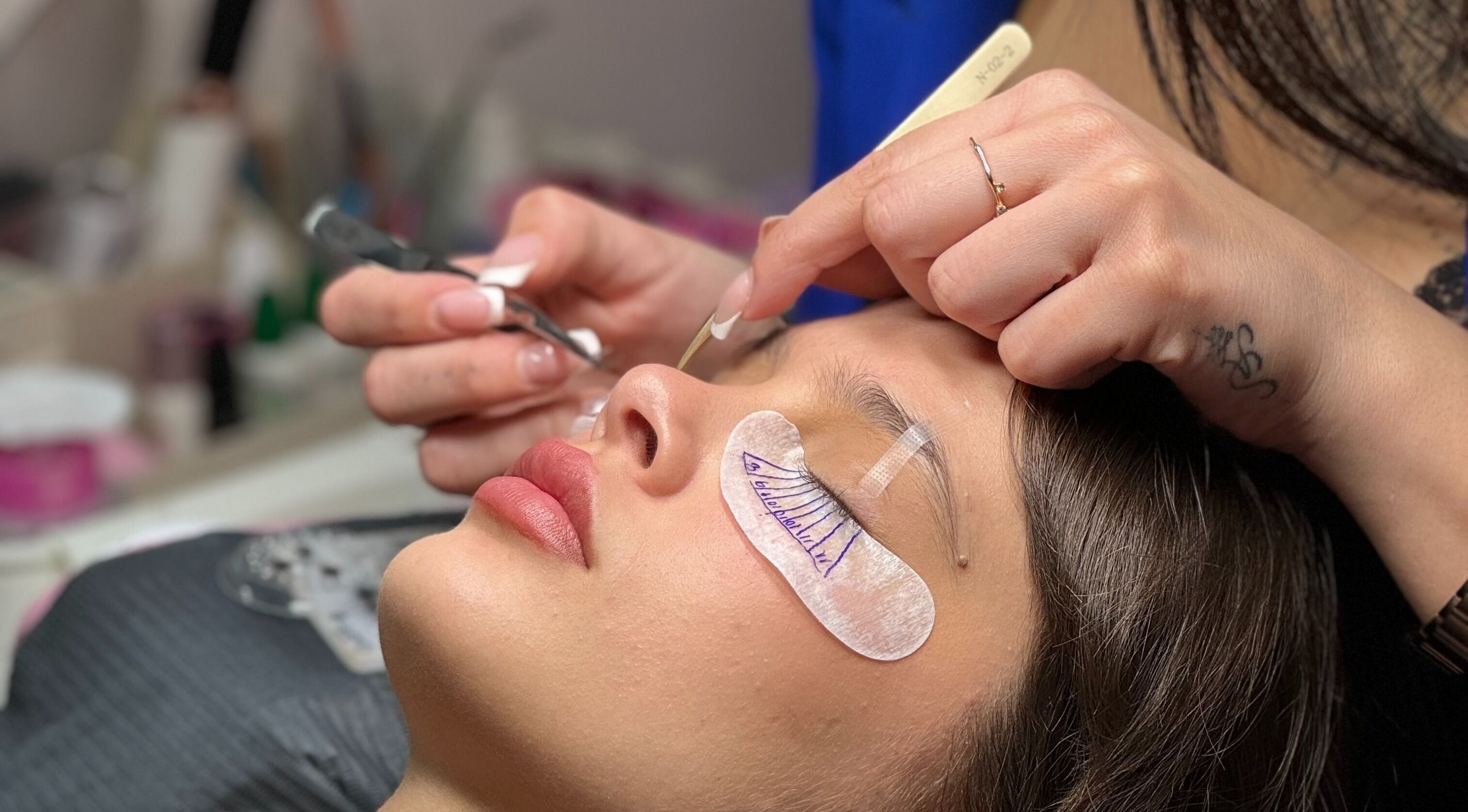 Técnica aplicando extensiones de pestañas en SER ELITE - Micropigmentación & Academia de Extensiones de Pestañas, Girona, Catalunya, ES.