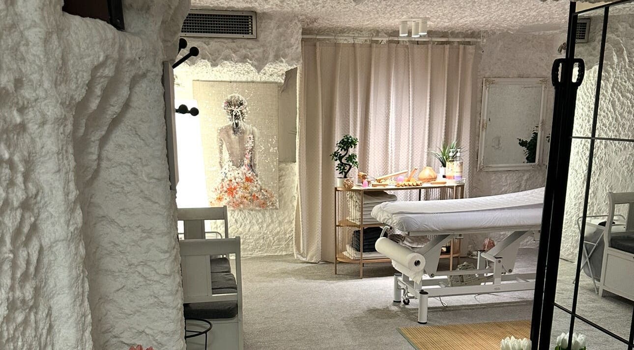 Spa soba u Candy Nails & Beauty, Zagreb, Grad Zagreb, HR s bijelim zidovima i luksuznom dekoracijom.