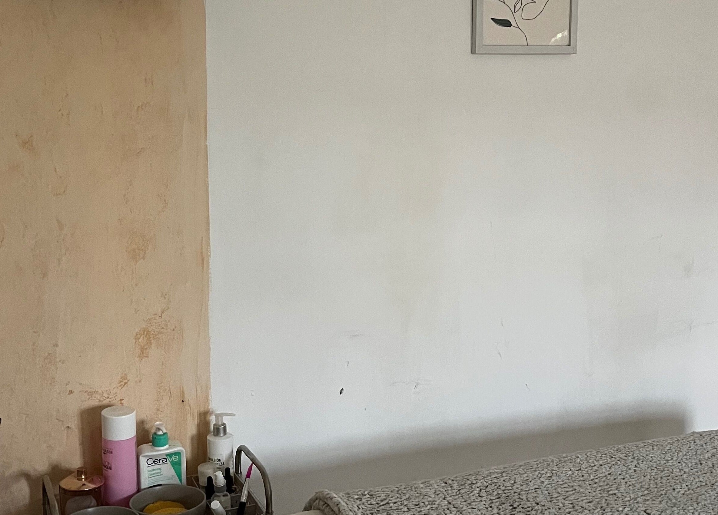 Espacio de belleza en Sol skinails, Maldonado, Departamento De Maldonado, UY, con productos cosméticos en estante.