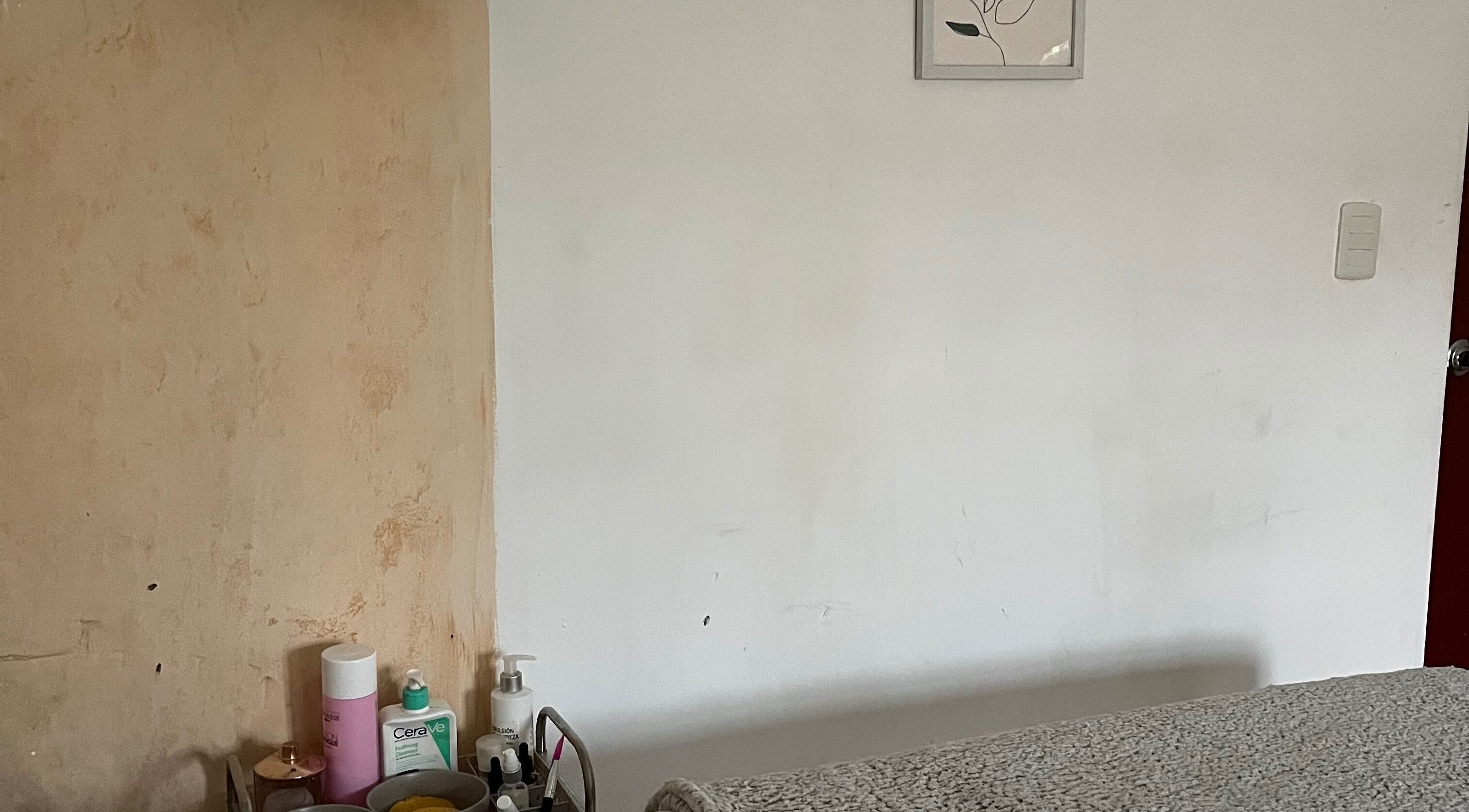 Espacio de belleza en Sol skinails, Maldonado, Departamento De Maldonado, UY, con productos cosméticos en estante.