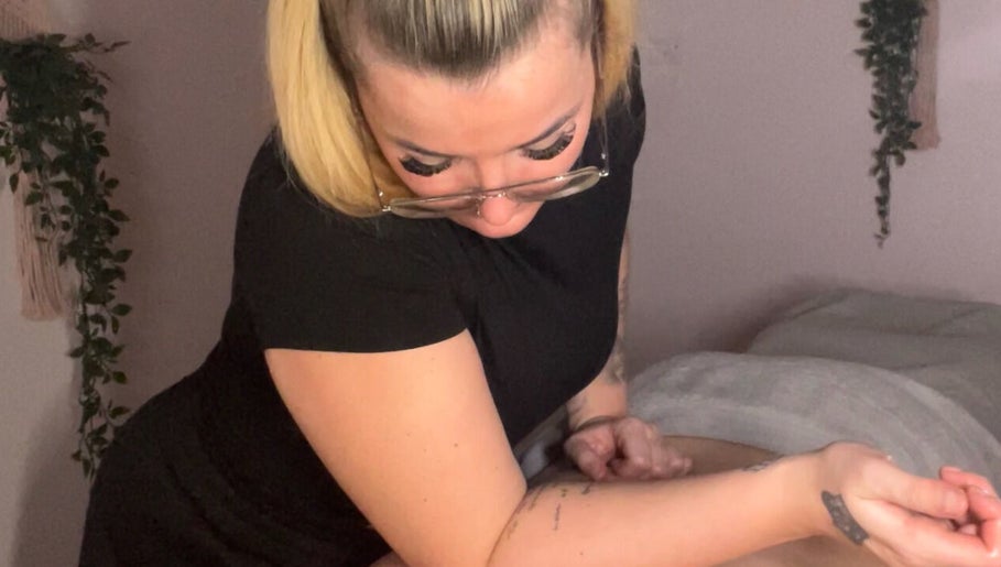 Norwich Masseuse зображення 1