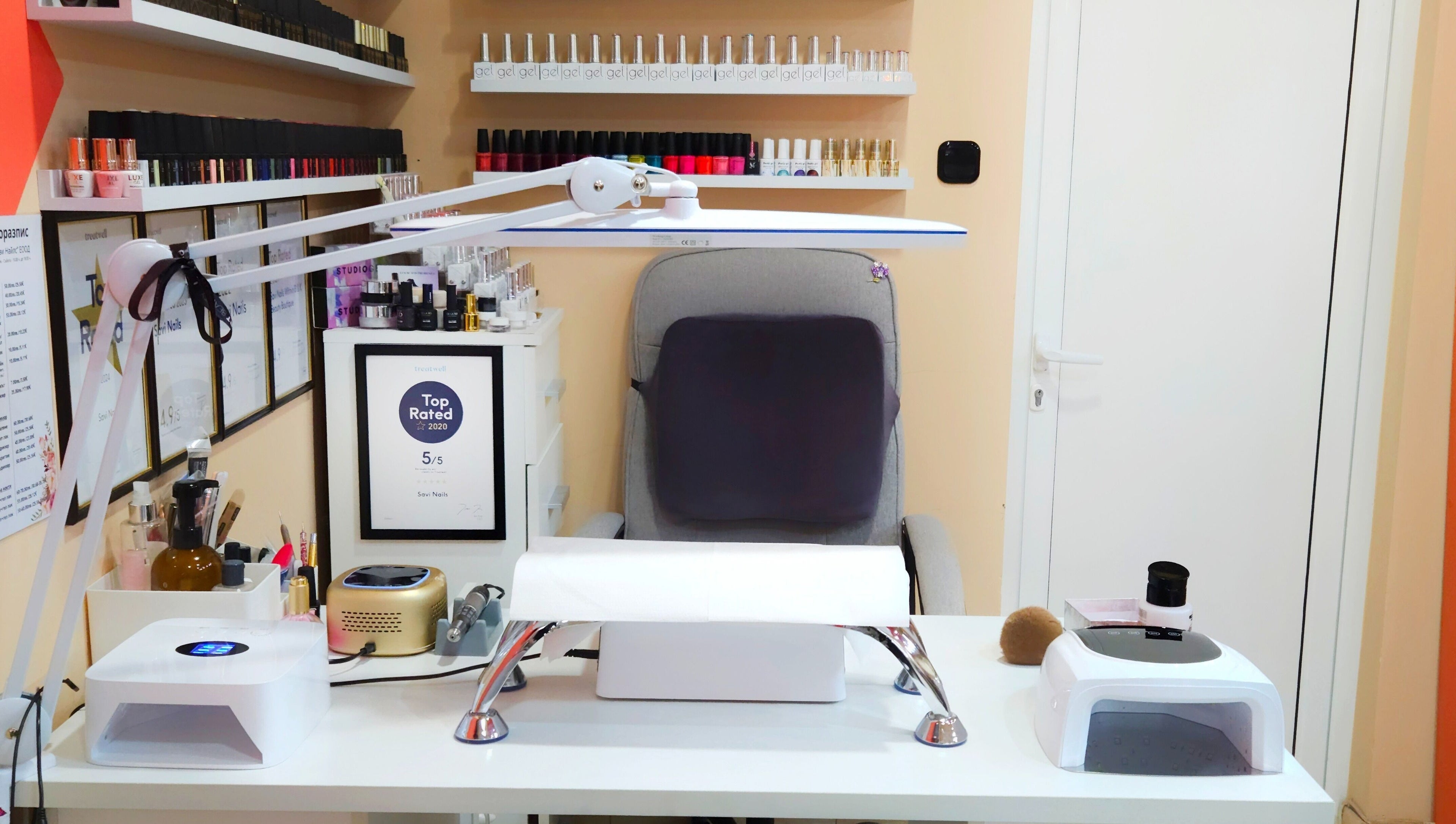 Елегантно оборудване в Сави Найлс Еоод, Враца, Враца, BG с красив дисплей от лакове за нокти.