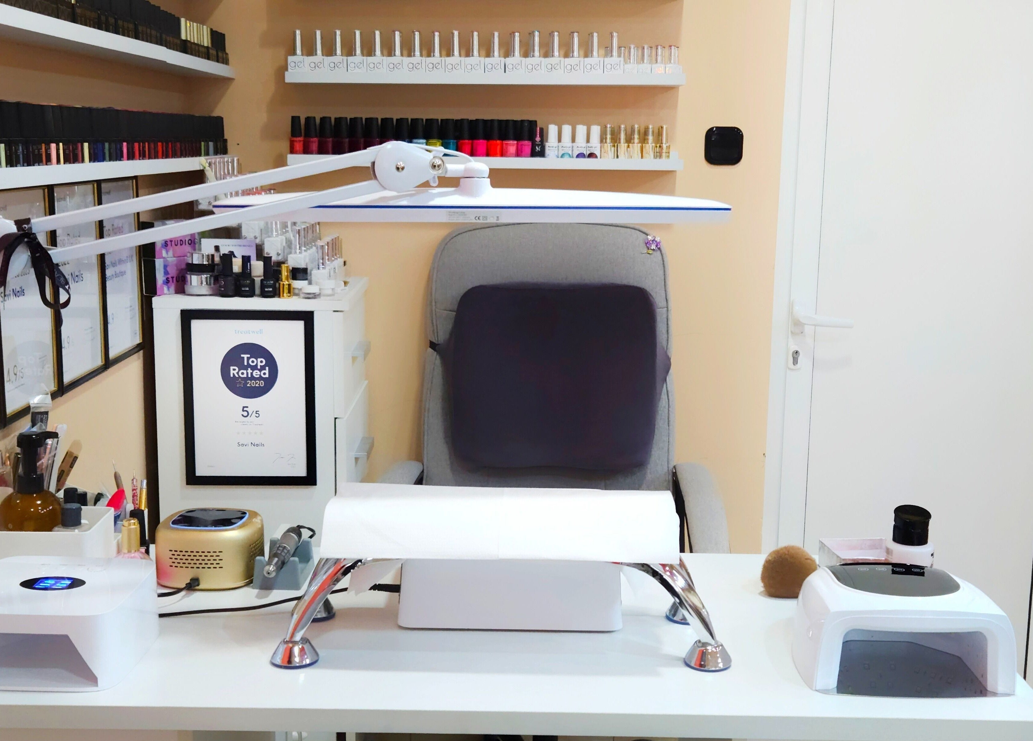 Елегантно оборудване в Сави Найлс Еоод, Враца, Враца, BG с красив дисплей от лакове за нокти.