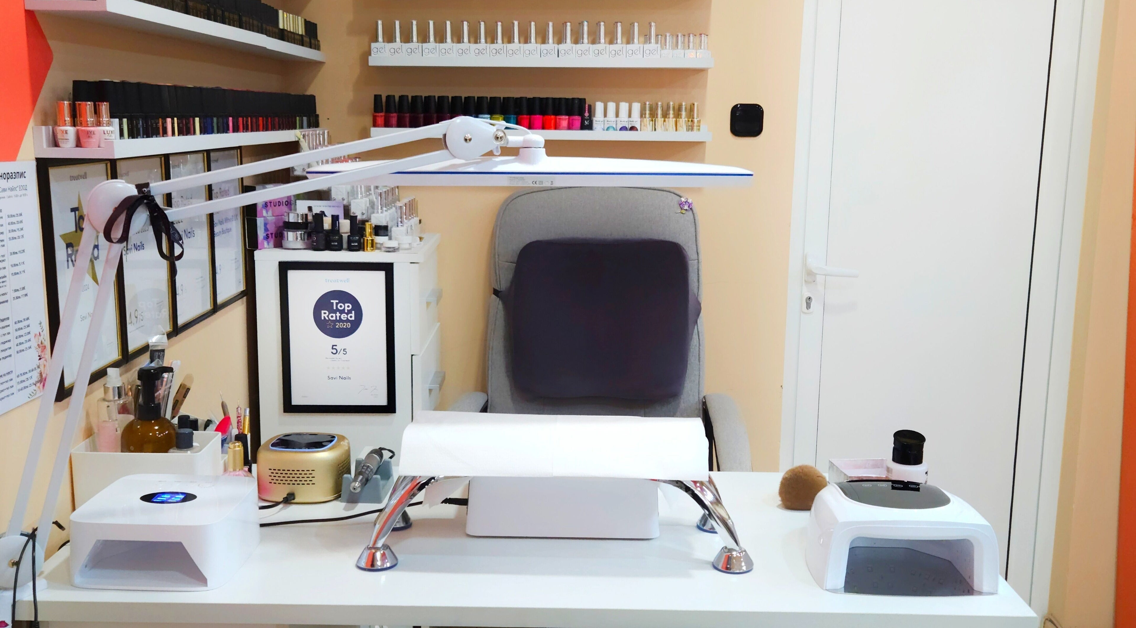 Елегантно оборудване в Сави Найлс Еоод, Враца, Враца, BG с красив дисплей от лакове за нокти.