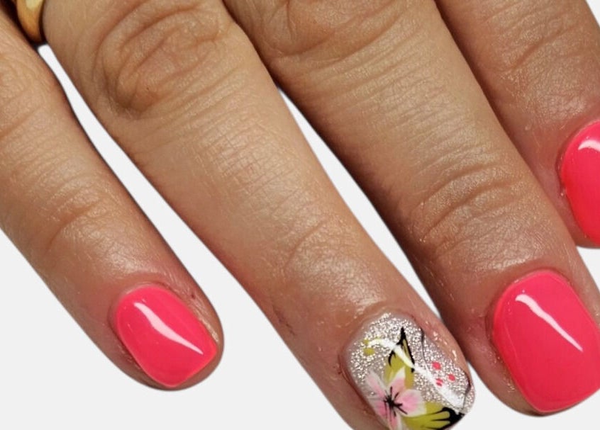 Ярък маникюр в Сави Найлс Еоод, Враца, Враца, BG, с флорални детайли.