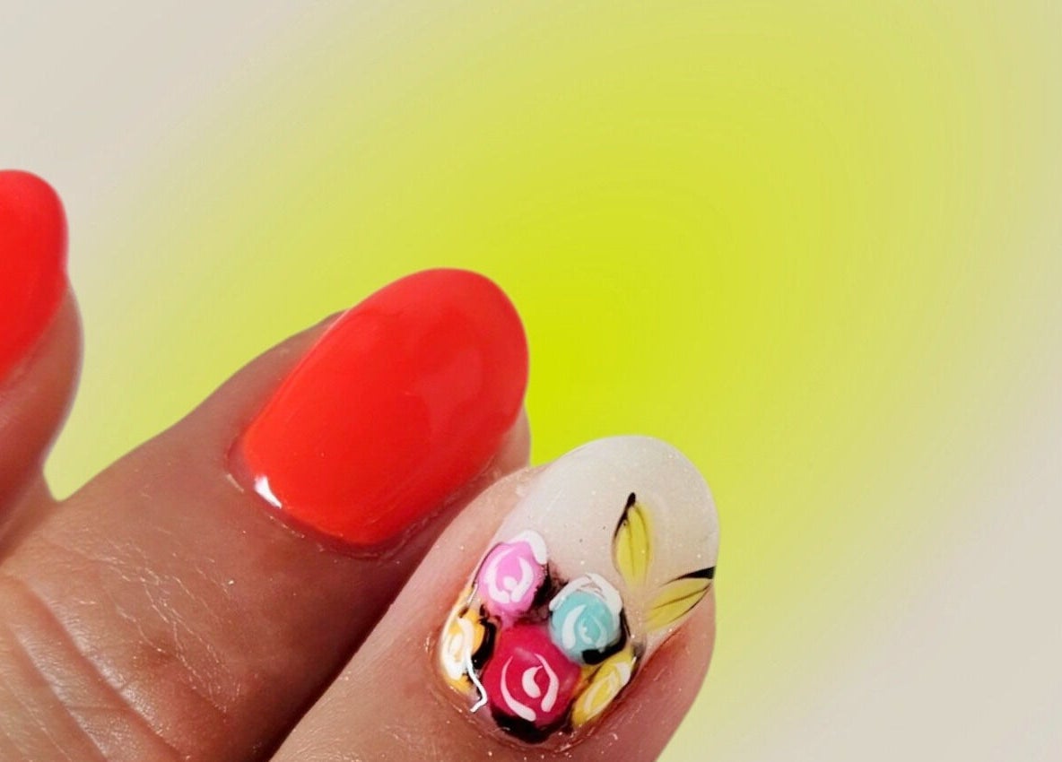 Цветен маникюр в Сави Найлс Еоод, Враца, Враца, BG. Ярко червен лак с цветен акцент.