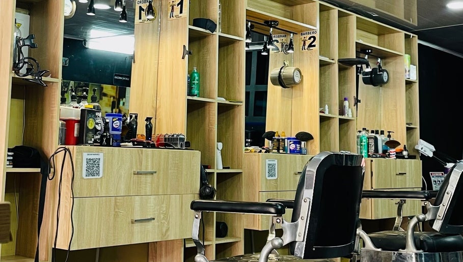 Interior de Lex Barber en Bogotá, Bogotá, CO, mostrando estaciones de trabajo elegantes y equipamiento moderno.