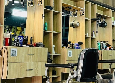 Interior de Lex Barber en Bogotá, Bogotá, CO, mostrando estaciones de trabajo elegantes y equipamiento moderno.
