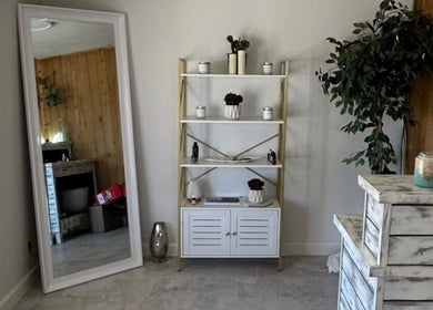 Elegant decor and mirror in Aesthetics by Juhliah J M clinic in Bend, Oregon, US; calming ambiance.