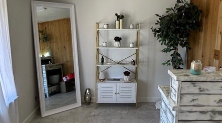 Elegant decor and mirror in Aesthetics by Juhliah J M clinic in Bend, Oregon, US; calming ambiance.